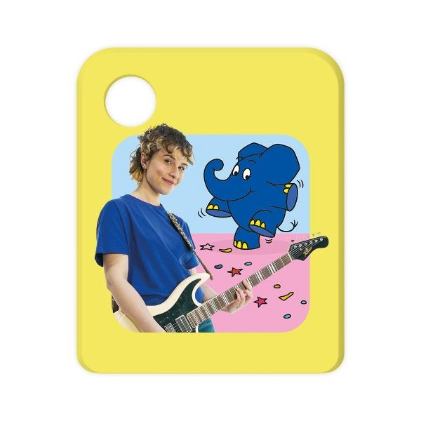 Eine Frau spielt Gitarre. Ein blauer Elefant ist auf rosa-blauem Hintergrund gezeichnet. Der Hintergrund ist gelb mit einem Kreis.