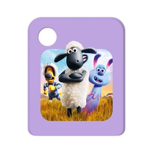 Shaun das Schaf und Freunde. Ein Schaf, ein blaues Wesen und ein hundeähnlicher Charakter stehen auf einem Feld. Der Hintergrund zeigt einen Sonnenuntergang.