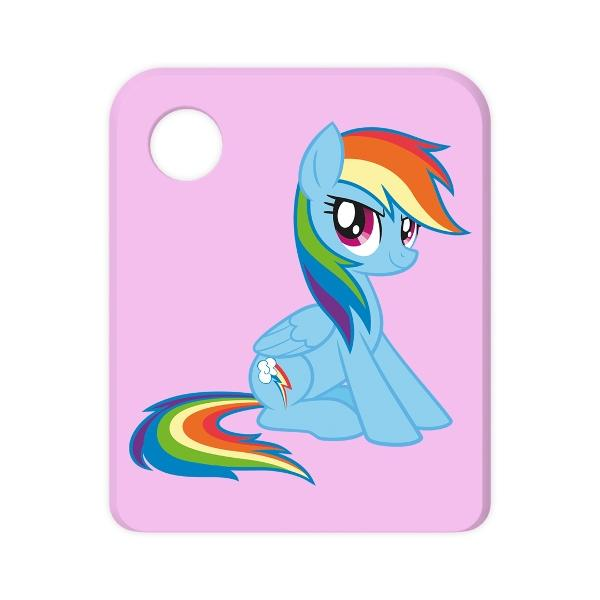 Ein Cartoon-Pony mit blauem Fell, Regenbogenmähne und -schwanz, sitzt auf rosa Hintergrund. Das Pony hat ein Regenbogen-Cutie-Zeichen.