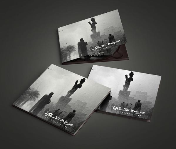 Monochrome CD-Cover mit Statue, Personensilhouetten und arabischem Text. Die Cover sind leicht geöffnet, auf dunklem Verlaufshintergrund.