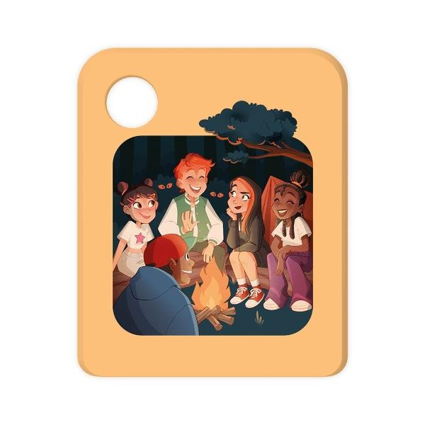 Eine Gruppe Kinder sitzt um ein Lagerfeuer. Im Vordergrund sitzt eine Person, im Hintergrund sind Bäume und ein Zelt zu sehen.
