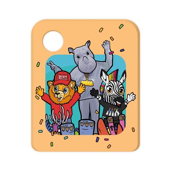 Drei Tierfiguren: ein Löwe, ein Nashorn und ein Zebra. Sie heben die Hände und feiern mit Konfetti um sich herum.
