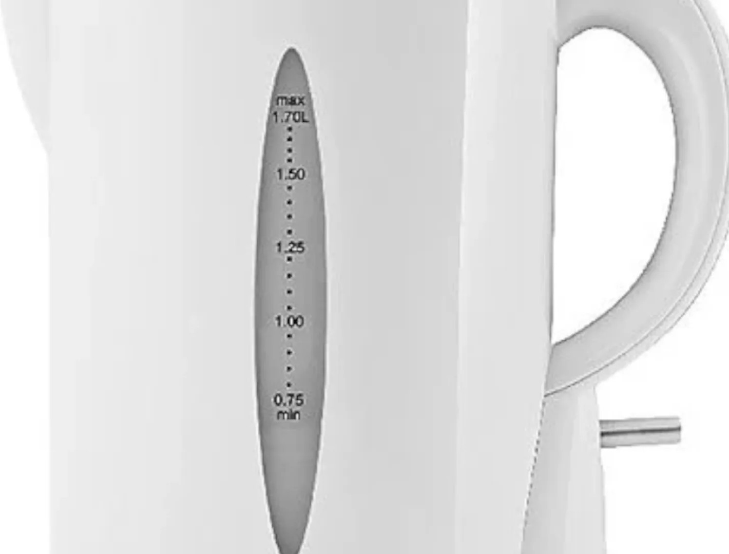 Zbliżenie białego czajnika elektrycznego. Posiada wskaźnik poziomu wody z miarkami. Uchwyt znajduje się po prawej stronie.