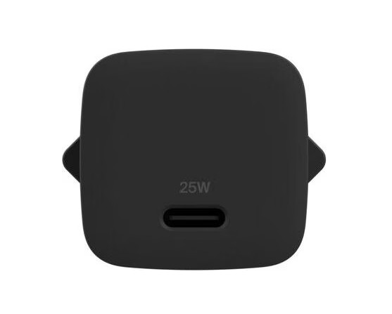 Siyah bir 25W USB-C şarj cihazı. Yuvarlak köşeli dikdörtgen şeklinde, altta bir USB-C portu ve 25W işareti var.