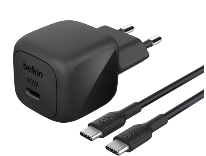 Siyah Belkin 45W USB-C şarj cihazı ve iki siyah USB-C kablosu. Şarj cihazında bir fiş ve Belkin logosu var.