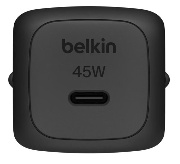 Siyah Belkin 45W USB-C şarj cihazı. Belkin logosu, 45W yazısı ve altta bir USB-C bağlantı noktası bulunur. Şarj cihazı kare şeklindedir.