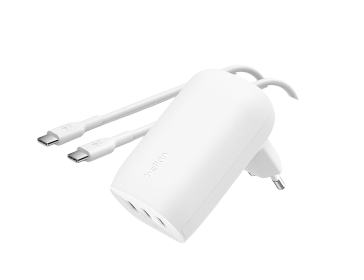 İki adet USB-C kablosu bağlı beyaz bir Belkin şarj cihazı. Şarj cihazında bir fiş ve üç bağlantı noktası bulunur. Siyah arka plan.