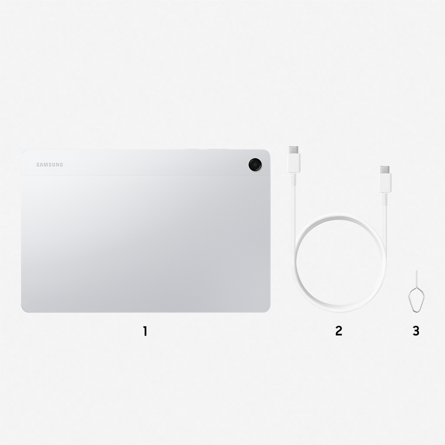Witte Samsung-tablet, USB-C-kabel en SIM-uitwerptool op een wit oppervlak. De tablet heeft een camera aan de achterkant.