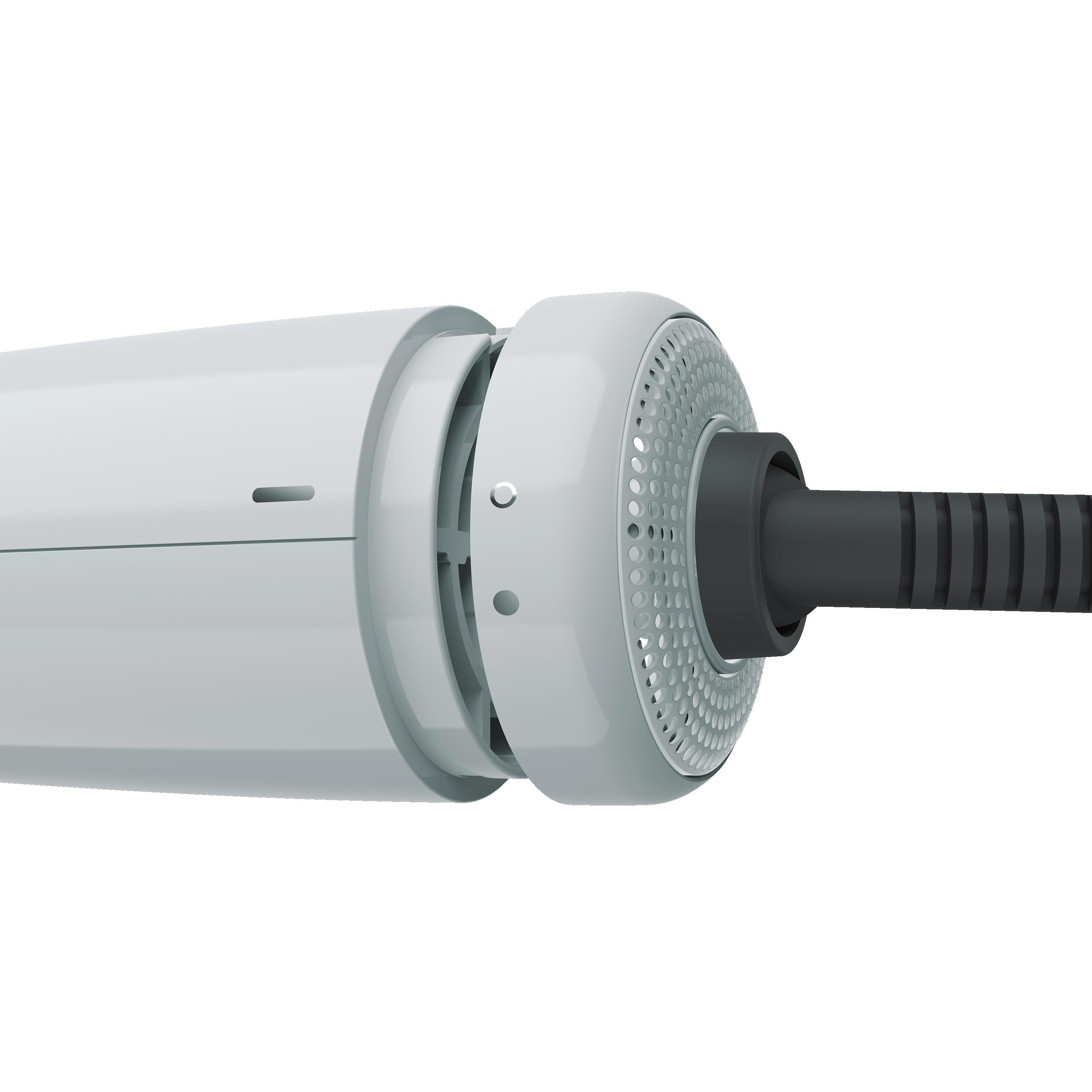 Nahaufnahme eines weißen Haartrockners mit schwarzem Netzkabel. Der Kopf hat ein kreisförmiges Mesh-Design.