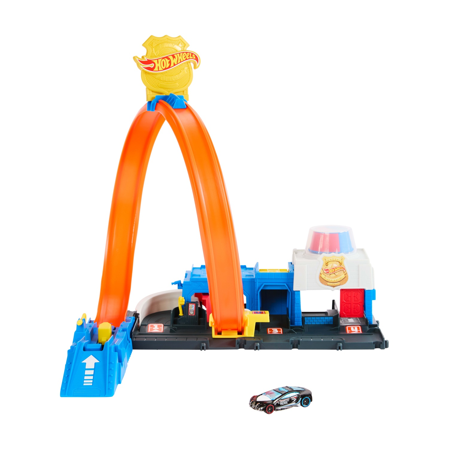 Un playset della stazione di polizia Hot Wheels con un anello arancione, una rampa blu e un'auto giocattolo. Un cartello giallo dice Hot Wheels.