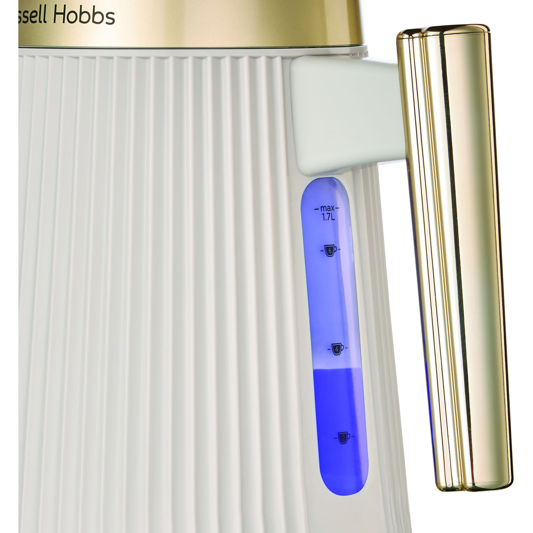 Zbliżenie białego i złotego czajnika elektrycznego. Niebieski wskaźnik poziomu wody znajduje się z boku, a złoty uchwyt po prawej.