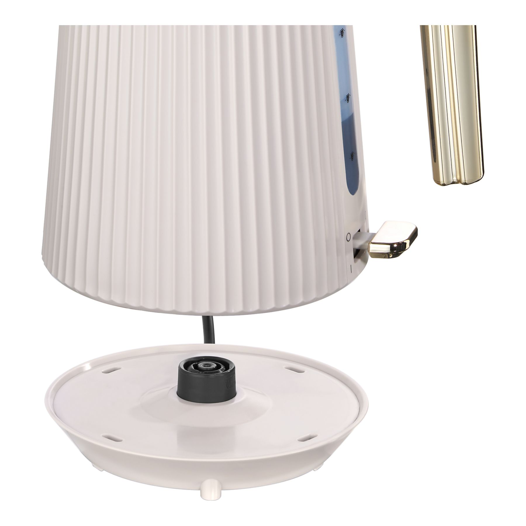 Biały czajnik elektryczny z rowkowanym wzorem, złotym uchwytem i czarną podstawą. Podstawa jest oddzielona.