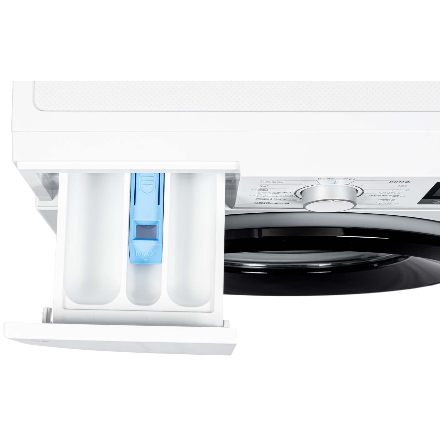 Close-up van een witte wasmachine. De wasmiddellade is uitgetrokken en onthult compartimenten. Een draaiknop en een scherm zijn zichtbaar.