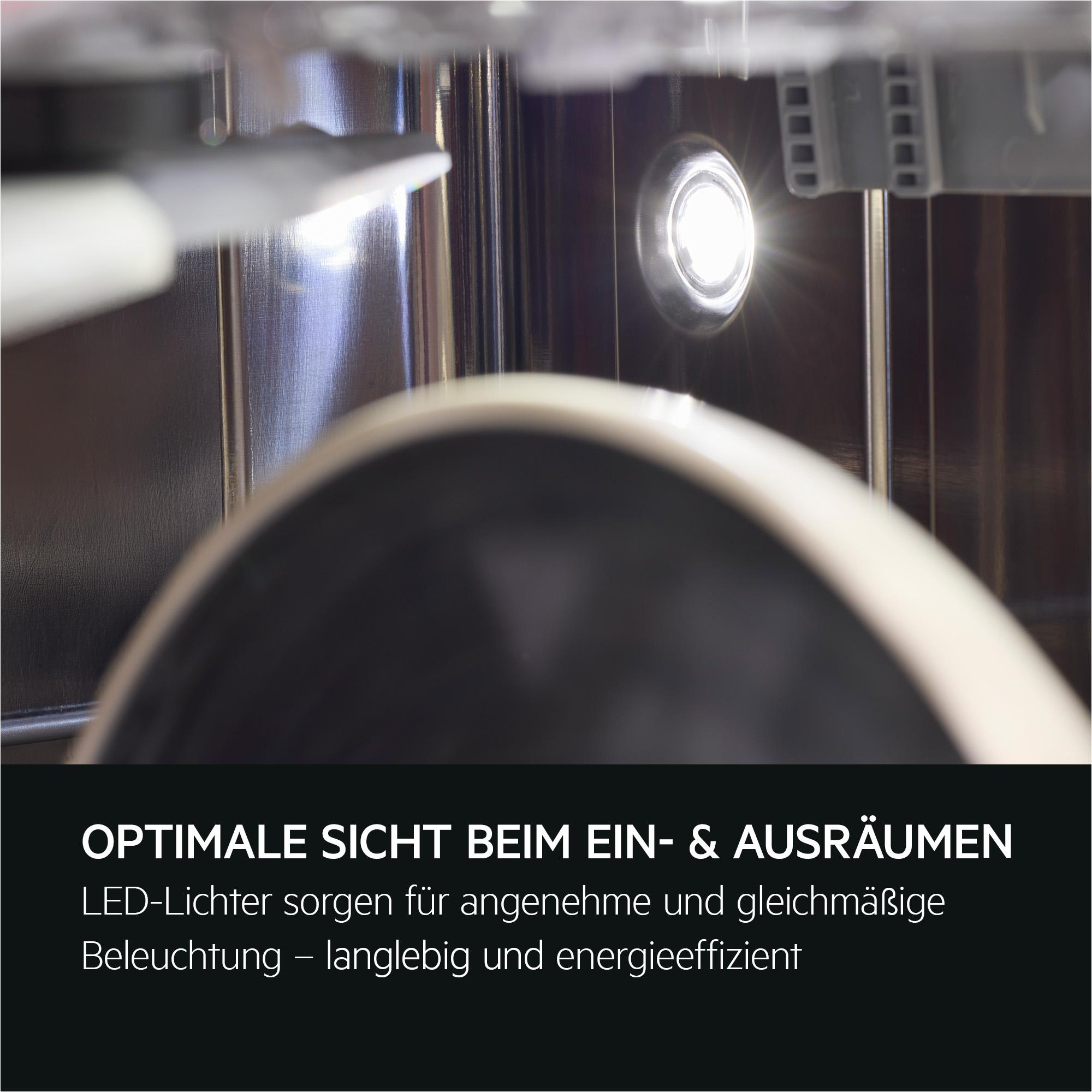 Im Inneren eines Geschirrspülers zeigt das Bild ein helles Licht. Ein dunkles, gebogenes Objekt ist im Vordergrund.