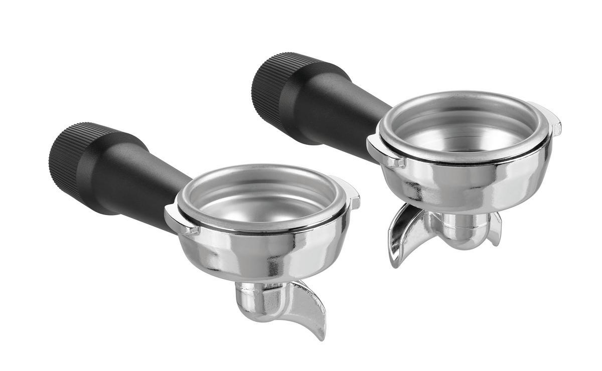 Zwei Siebträger für Espressomaschinen. Sie haben silberne Körbe und schwarze Griffe. Der Hintergrund ist weiß.