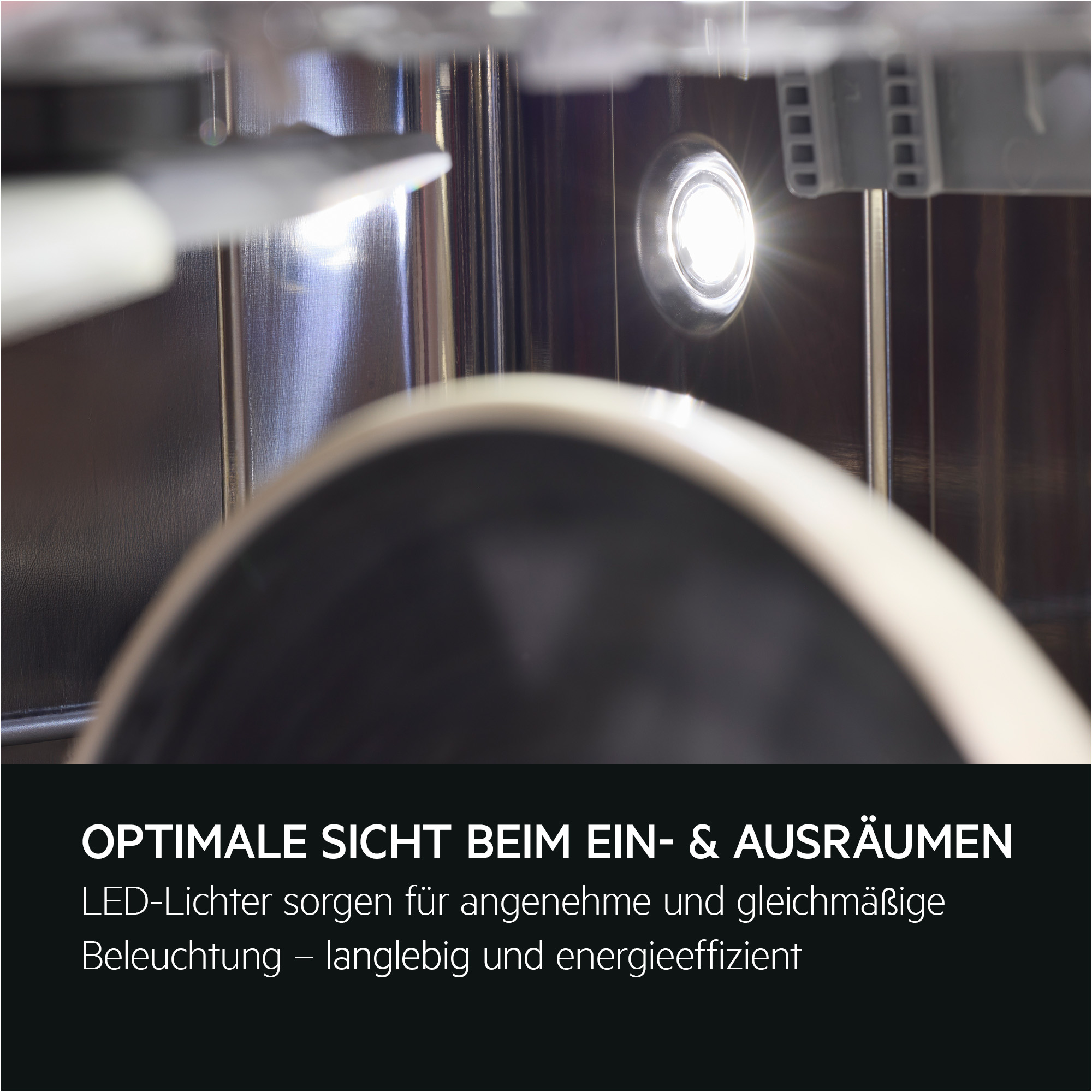 Helles LED-Licht im Inneren eines Edelstahlgeräts, das den Innenraum beleuchtet. Dunkelgraues Objekt im Vordergrund.