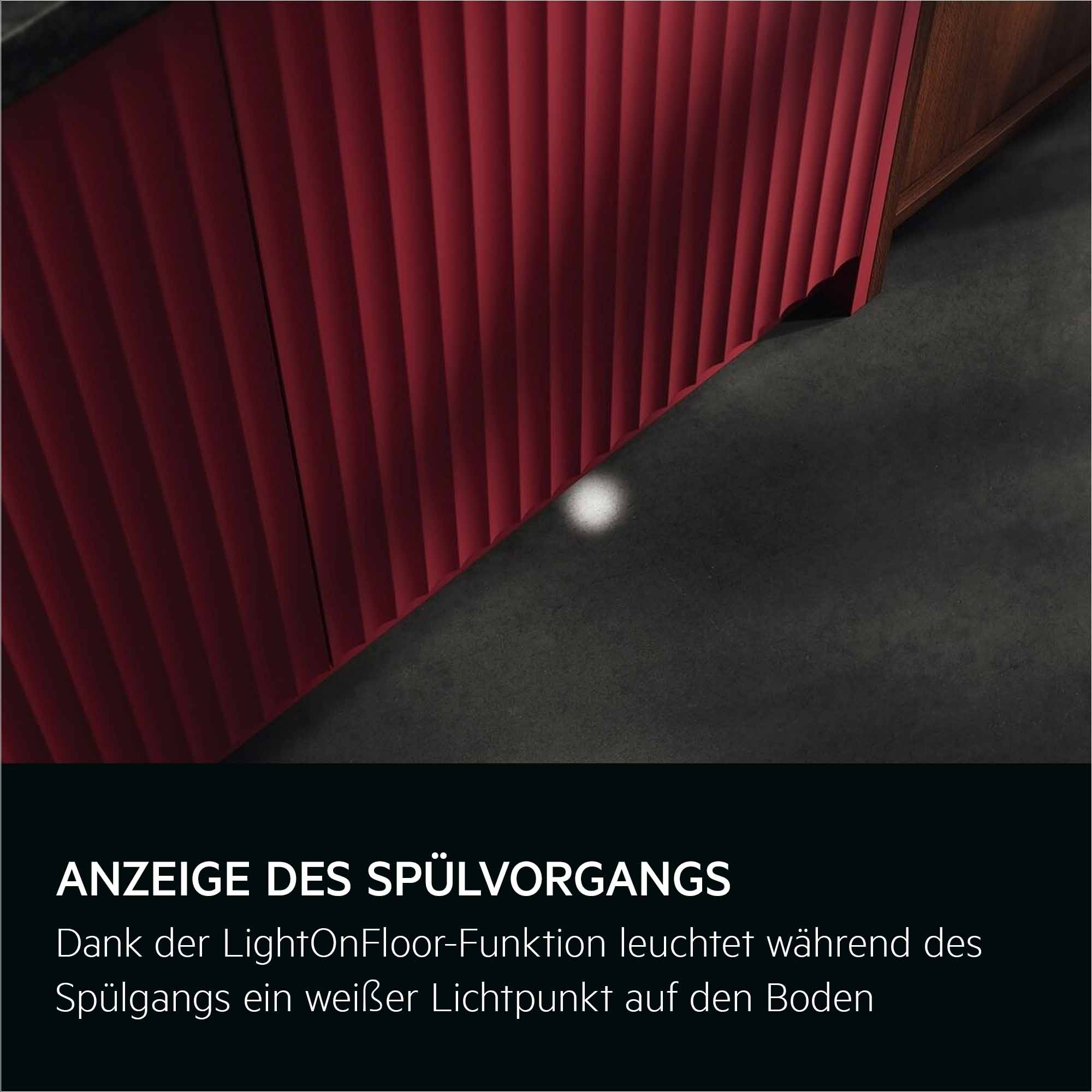 Rote strukturierte Platte, dunkler Boden. Ein weißer Lichtfleck beleuchtet den Boden. Der Hintergrund hat eine dunkle Holzstruktur.