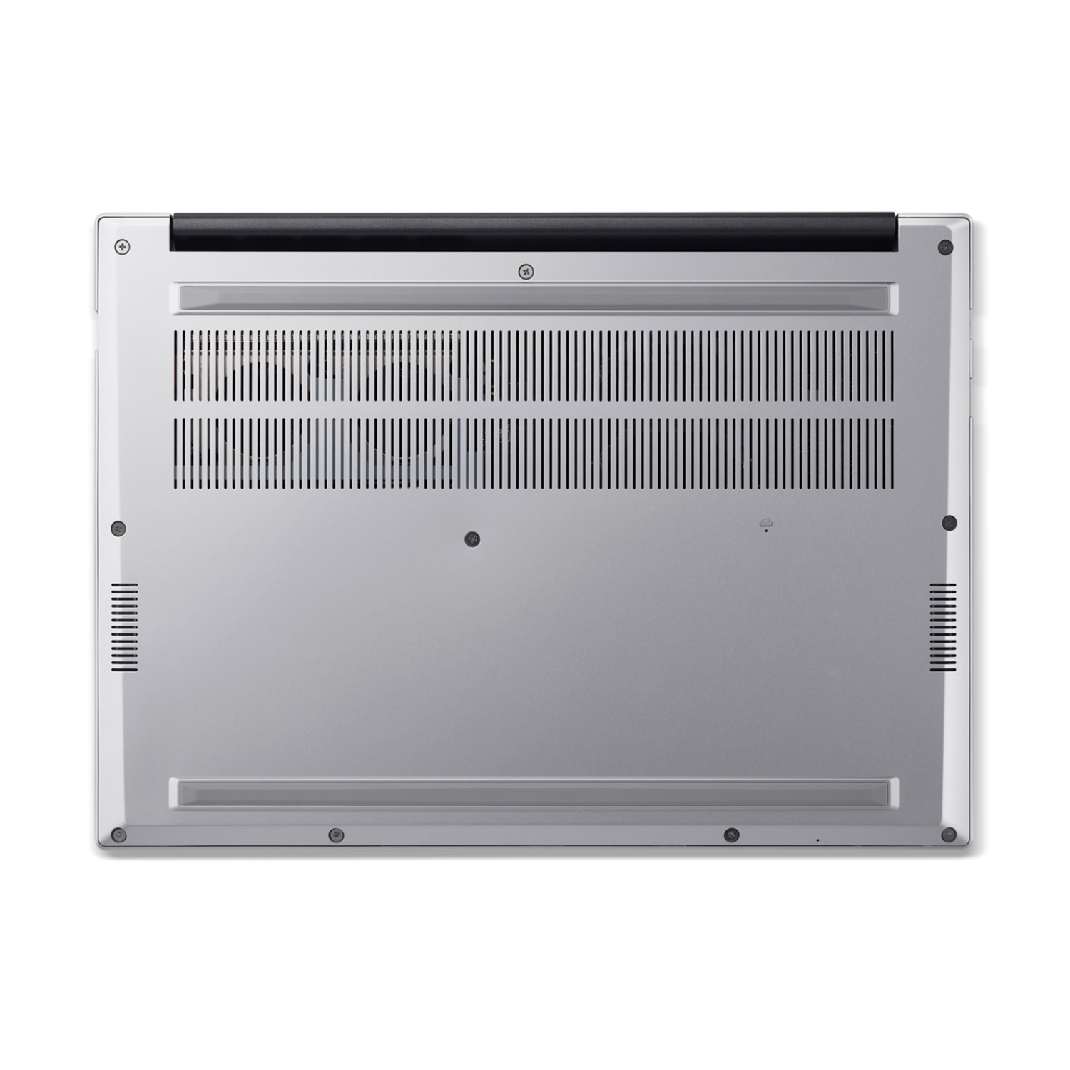 È mostrato il lato inferiore di un laptop argentato. Sono visibili le griglie di ventilazione e i fori delle viti. Una barra nera corre sopra.