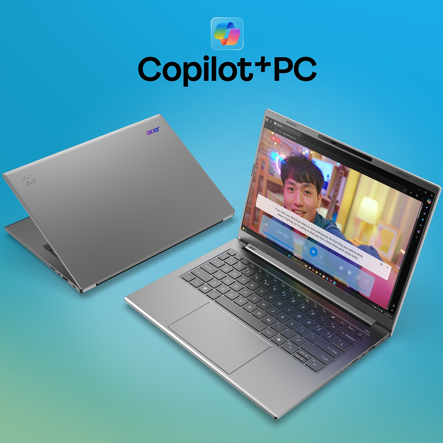 Due laptop Acer argentati su sfondo sfumato blu, uno aperto con video, l'altro chiuso.