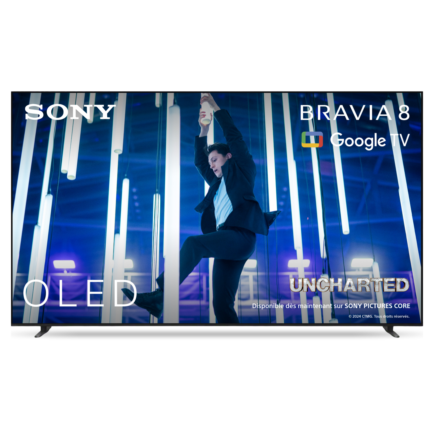 Sony Bravia 8 OLED TV. Een man in pak klimt op verticale lichten. Het scherm toont 'Uncharted'.