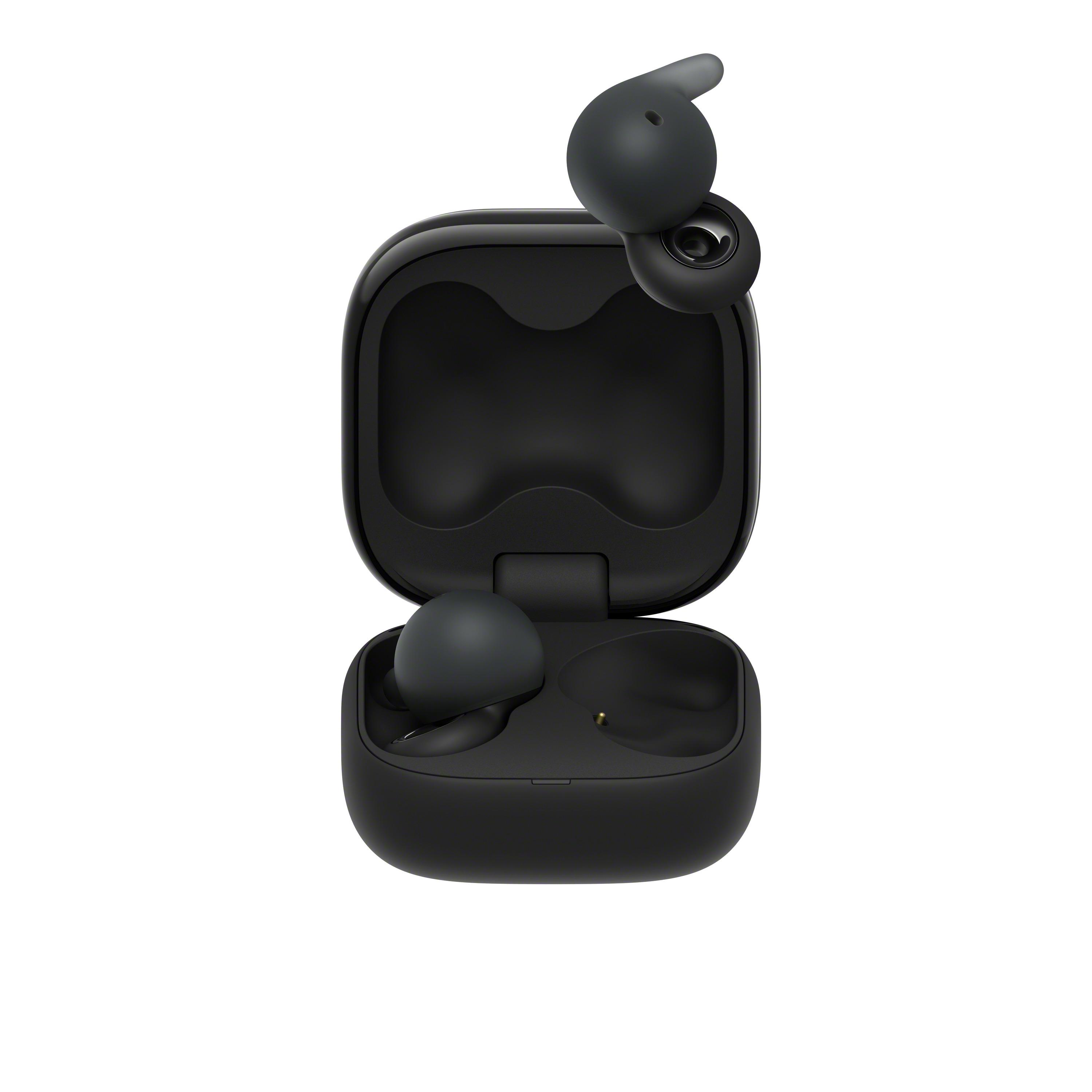 Auriculares negros con estuche de carga abierto sobre fondo blanco. Un auricular fuera.