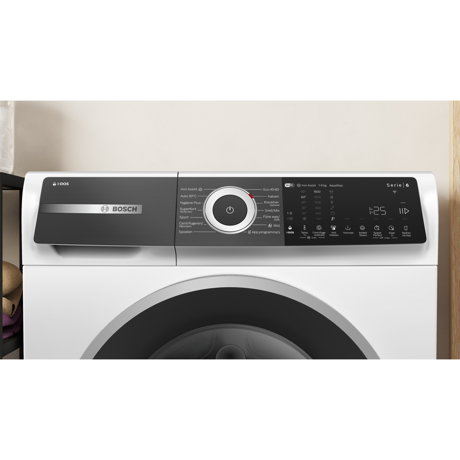 Wit en zwart wasmachine bedieningspaneel. Knoppen, display met 1:25 en diverse programma-opties.