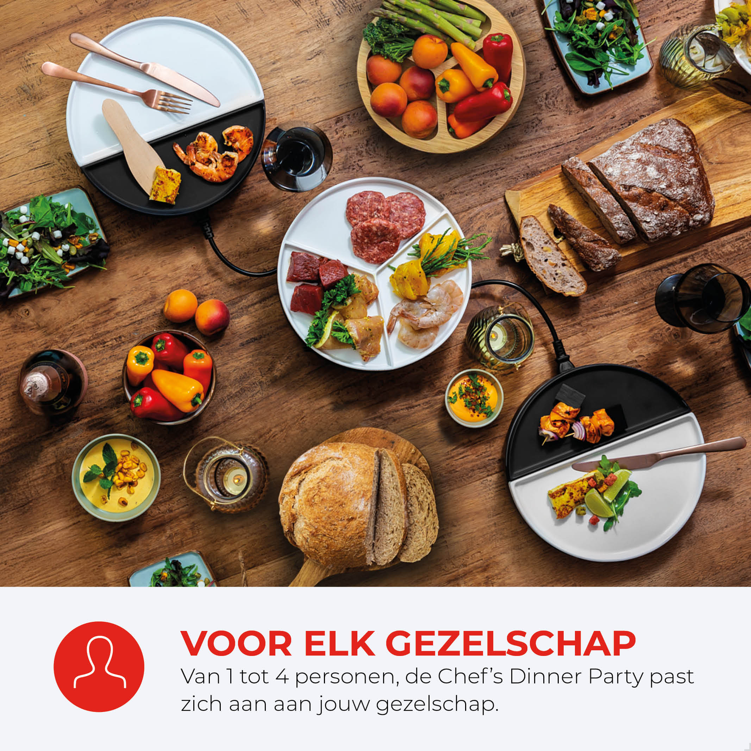 Overzichtsfoto van een tafel gedekt voor een diner met diverse gerechten, borden en etenswaren. Bevat tekst in het Nederlands.