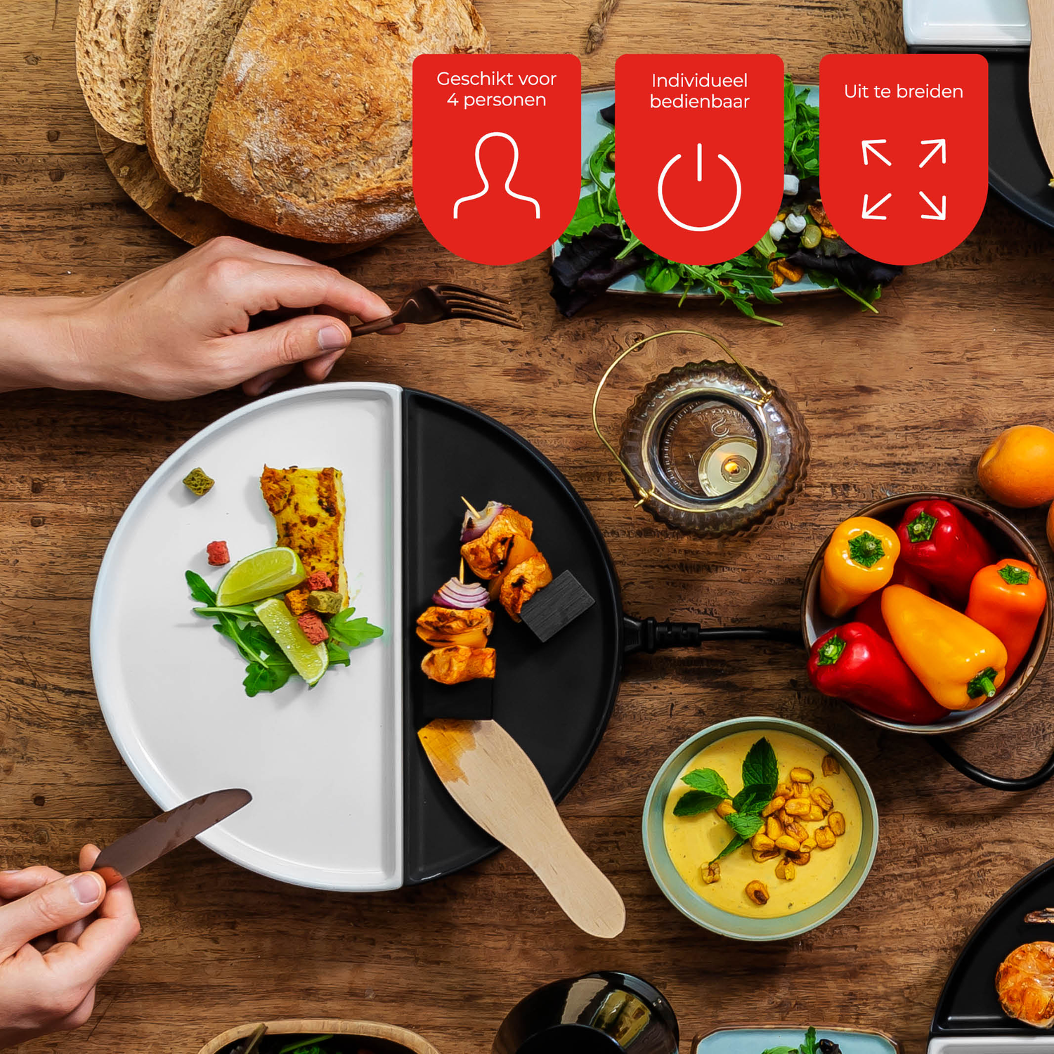Een houten tafel met eten, gerechten en handen die keukengerei vasthouden. Inclusief brood, paprika's en borden met eten. Er zijn tekstlabels.