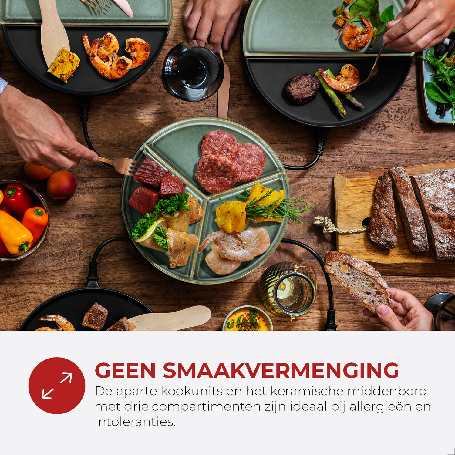 Een tafel met eten zoals garnalen, vlees, groenten en brood. Mensen eten van individuele kookplaten.