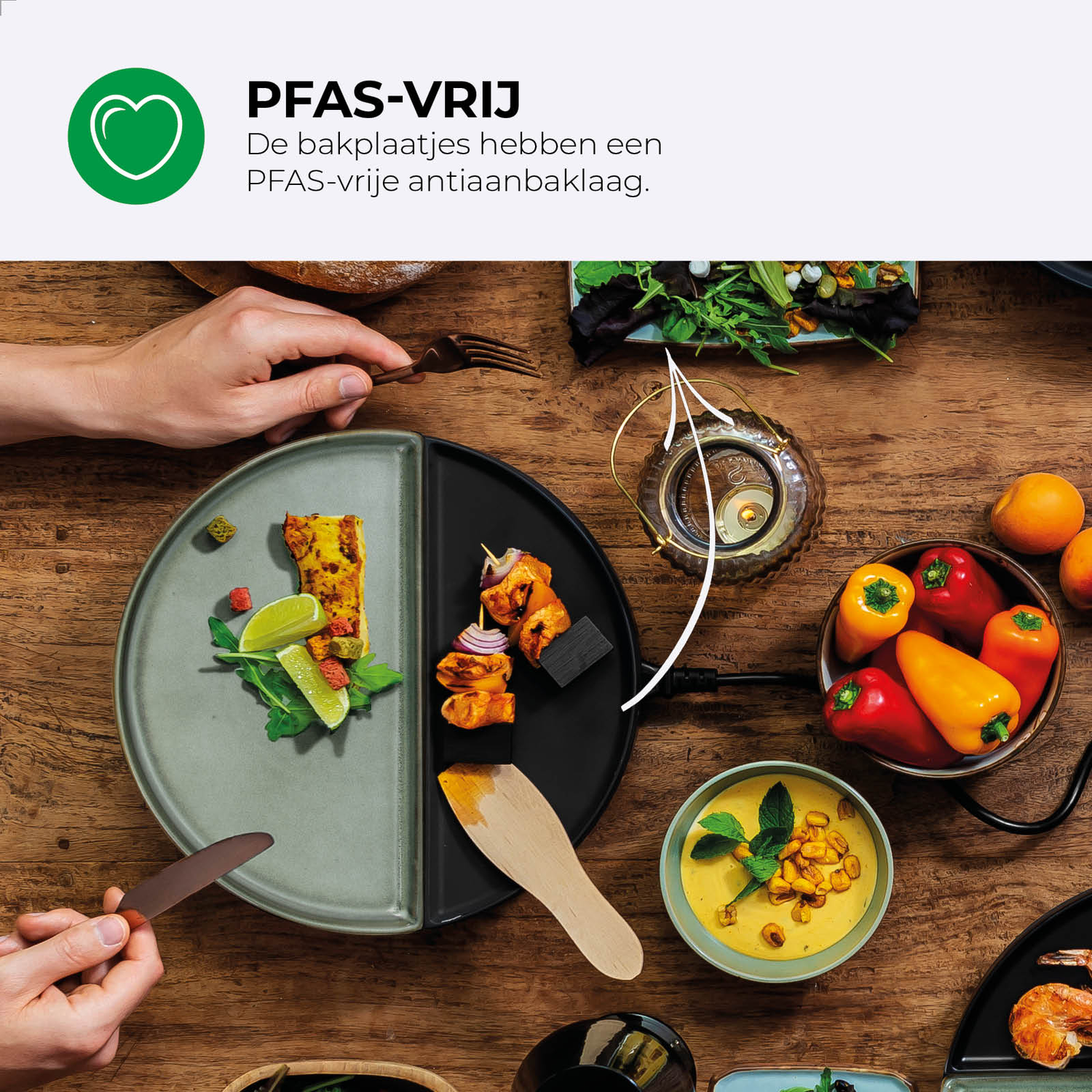 Een tafel met eten, waaronder borden met eten, paprika's, soep en een kleine kom. Handen houden bestek vast.