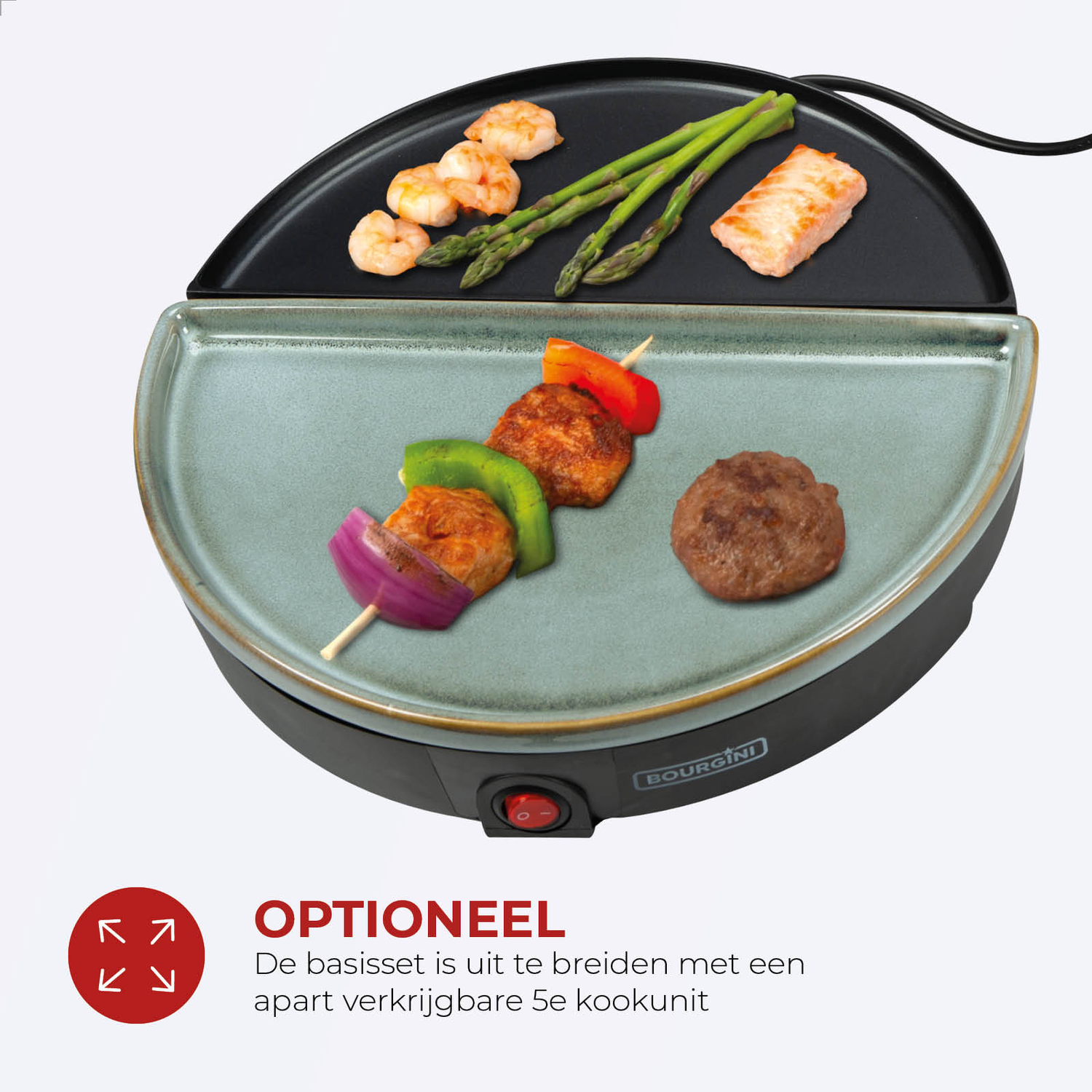 Een bakplaat met garnalen, asperges, zalm en spiesjes van vlees en groenten. Er ligt ook een gehaktbal.