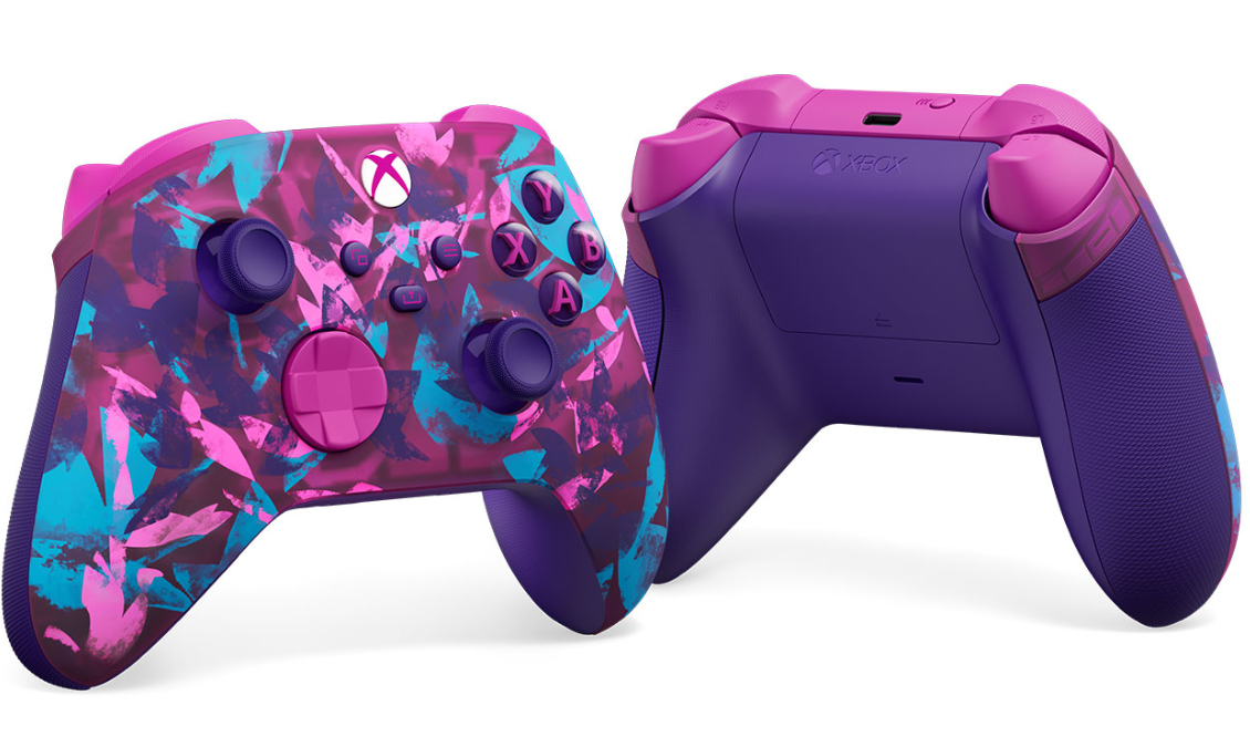 Dwa kontrolery Xbox. Jeden zwrócony do widza, drugi obrócony. Oba mają fioletowo-różowy wzór liści.