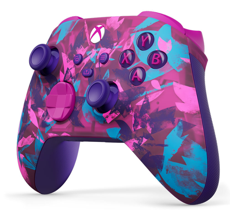 Kontroler Xbox z abstrakcyjnym wzorem w kolorze różowym, fioletowym i niebieskim. Posiada przyciski, gałki i logo Xbox.