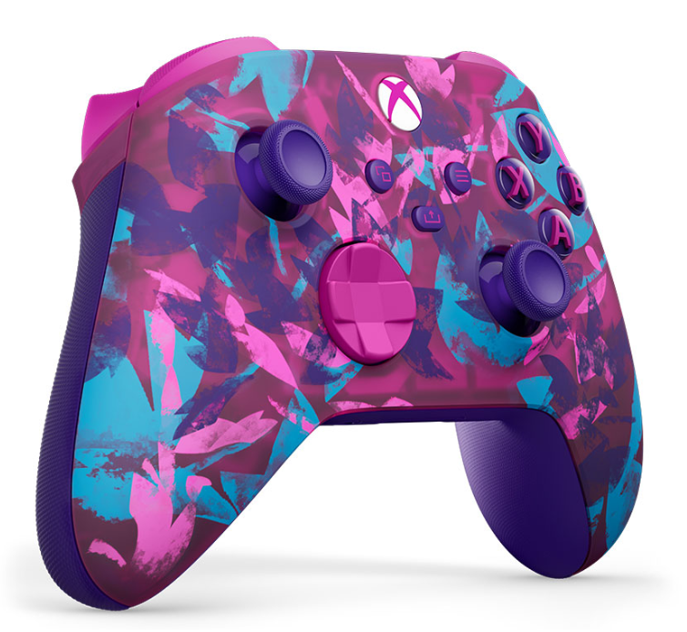 Kontroler Xbox z abstrakcyjnym wzorem w kolorze różowym, fioletowym i niebieskim. Posiada przyciski, gałki i logo Xbox na białym tle.