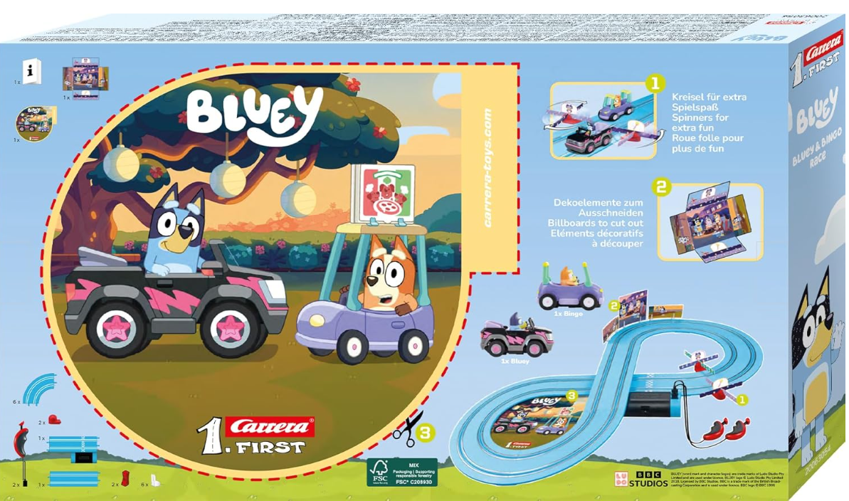 Schachtelkunst für ein Bluey-Rennstreckenset. Enthält Bluey und Bingo in Autos auf einer Rennstrecke mit Zubehör und Text in mehreren Sprachen.