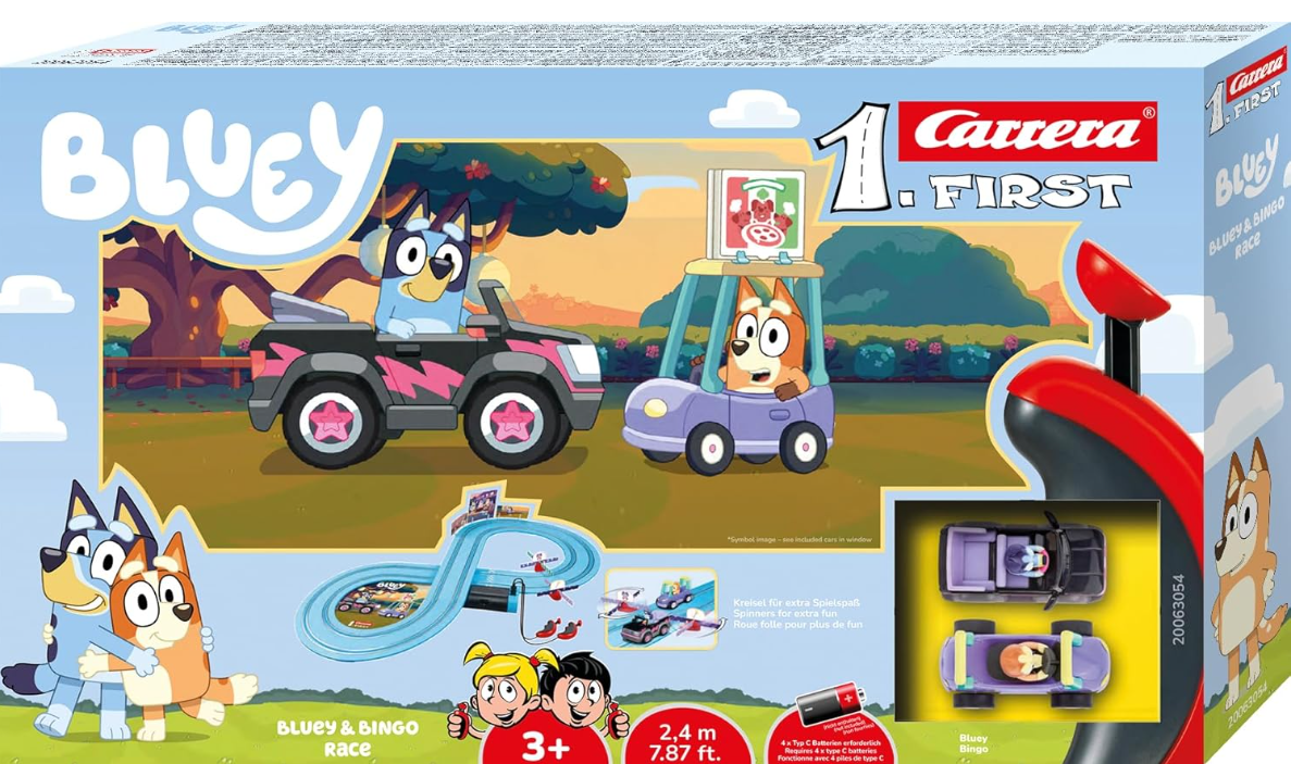 Schachtelkunst für ein Bluey Carrera Rennset. Bluey und Bingo fahren mit Spielzeugautos auf einer Rennstrecke.