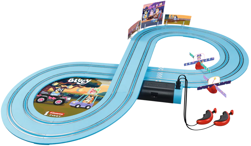Bluey Rennstreckenset mit Autos. Die Strecke ist hellblau. Zwei Autos sind auf der Strecke, die Charaktere sind sichtbar.
