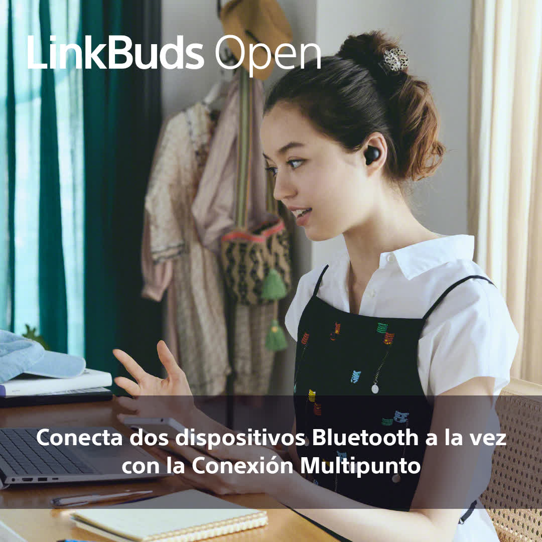 Mujer con auriculares gesticula, con texto: Conecta dos dispositivos Bluetooth a la vez con la Conexión Multipunto.