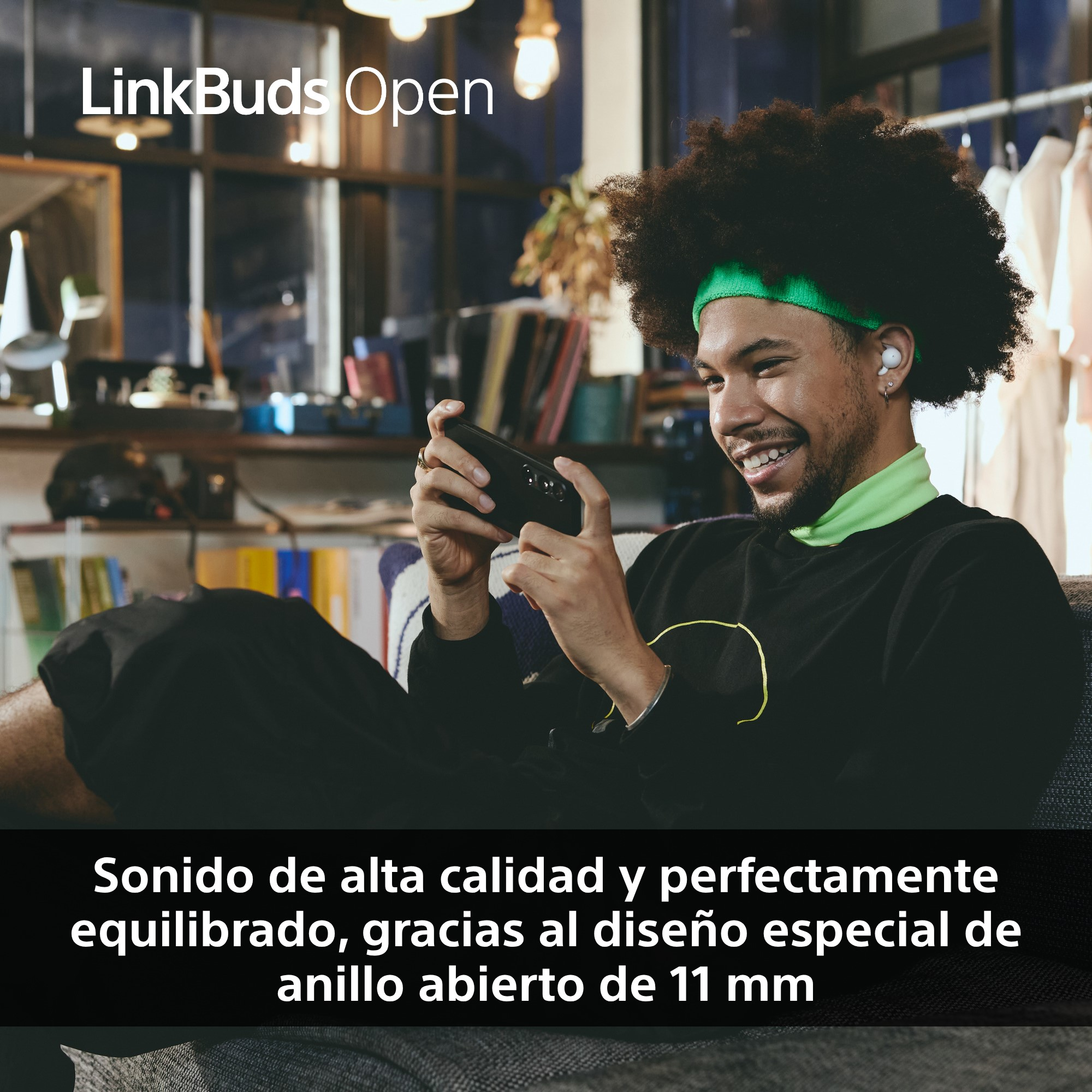 Un hombre con auriculares sostiene un teléfono negro. El texto dice 'LinkBuds Open' y 'sonido de alta calidad'.
