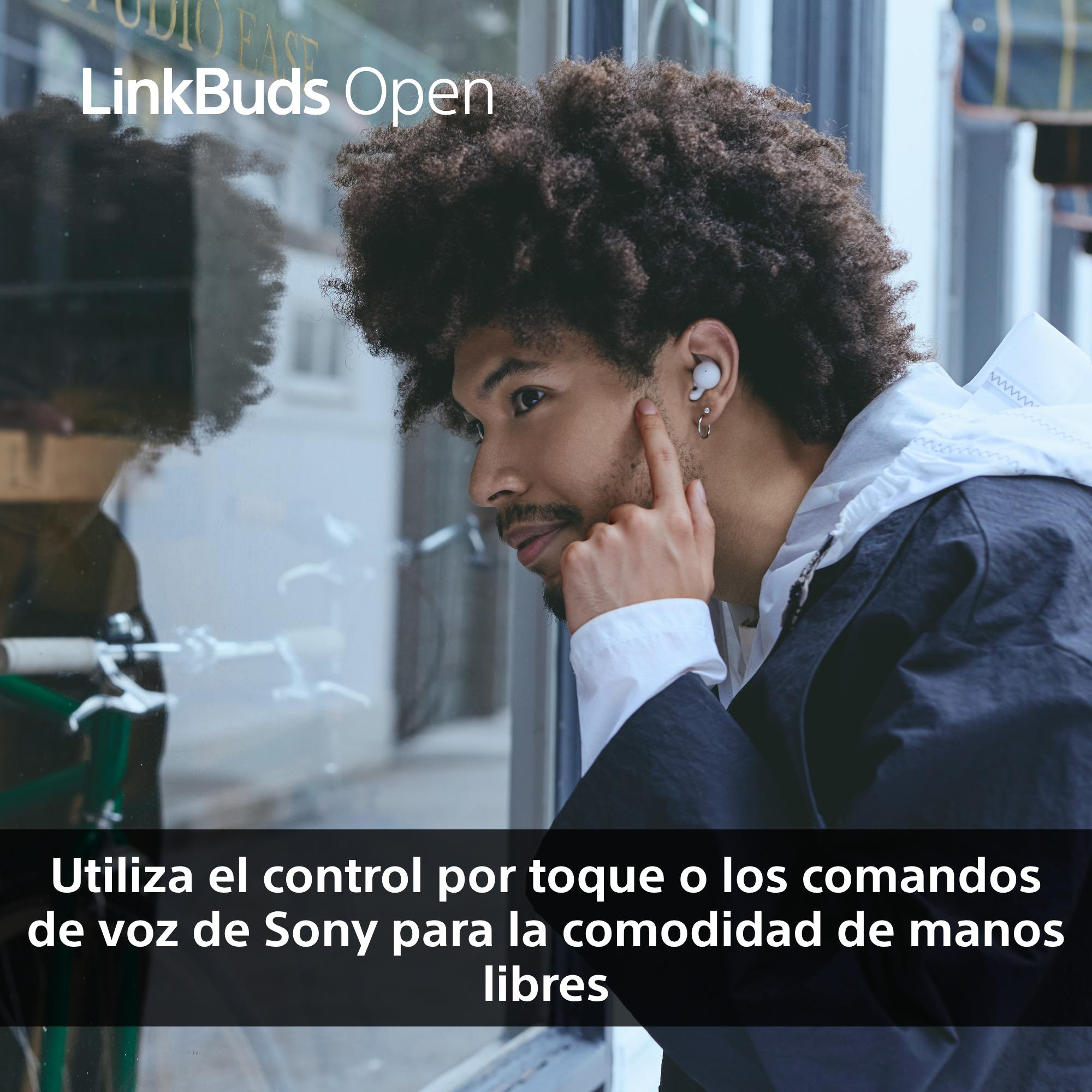 Hombre con auriculares toca la oreja. Texto: Usa comandos táctiles o de voz de Sony para mayor comodidad.