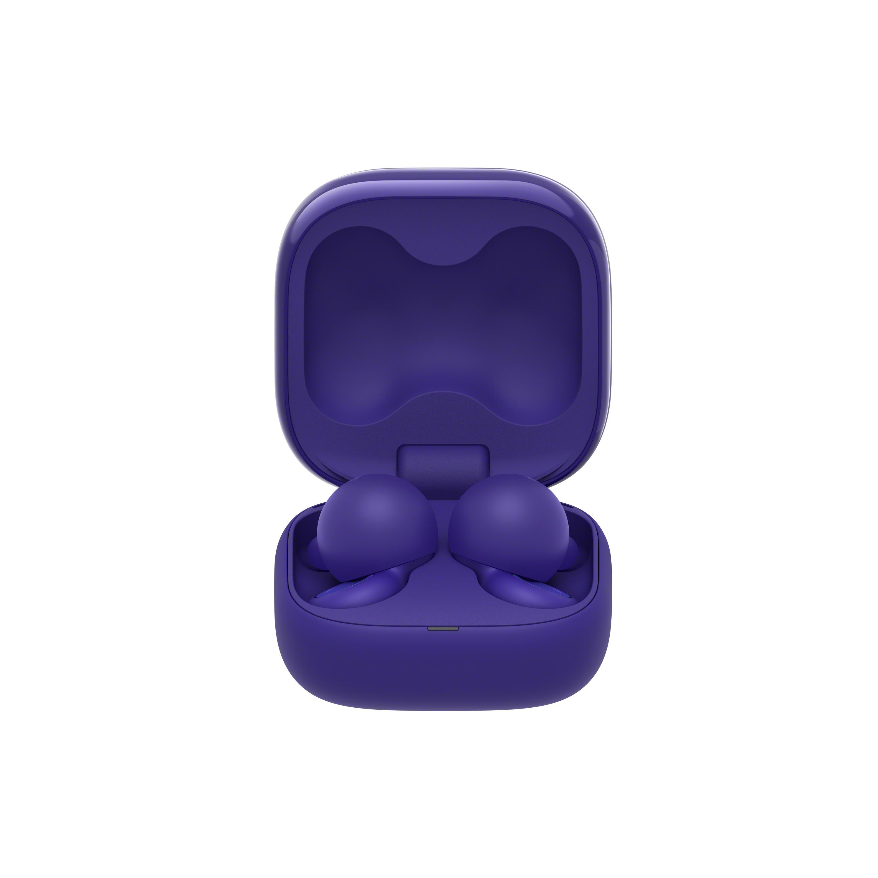 Estuche de auriculares morado abierto con dos auriculares dentro. Fondo blanco.