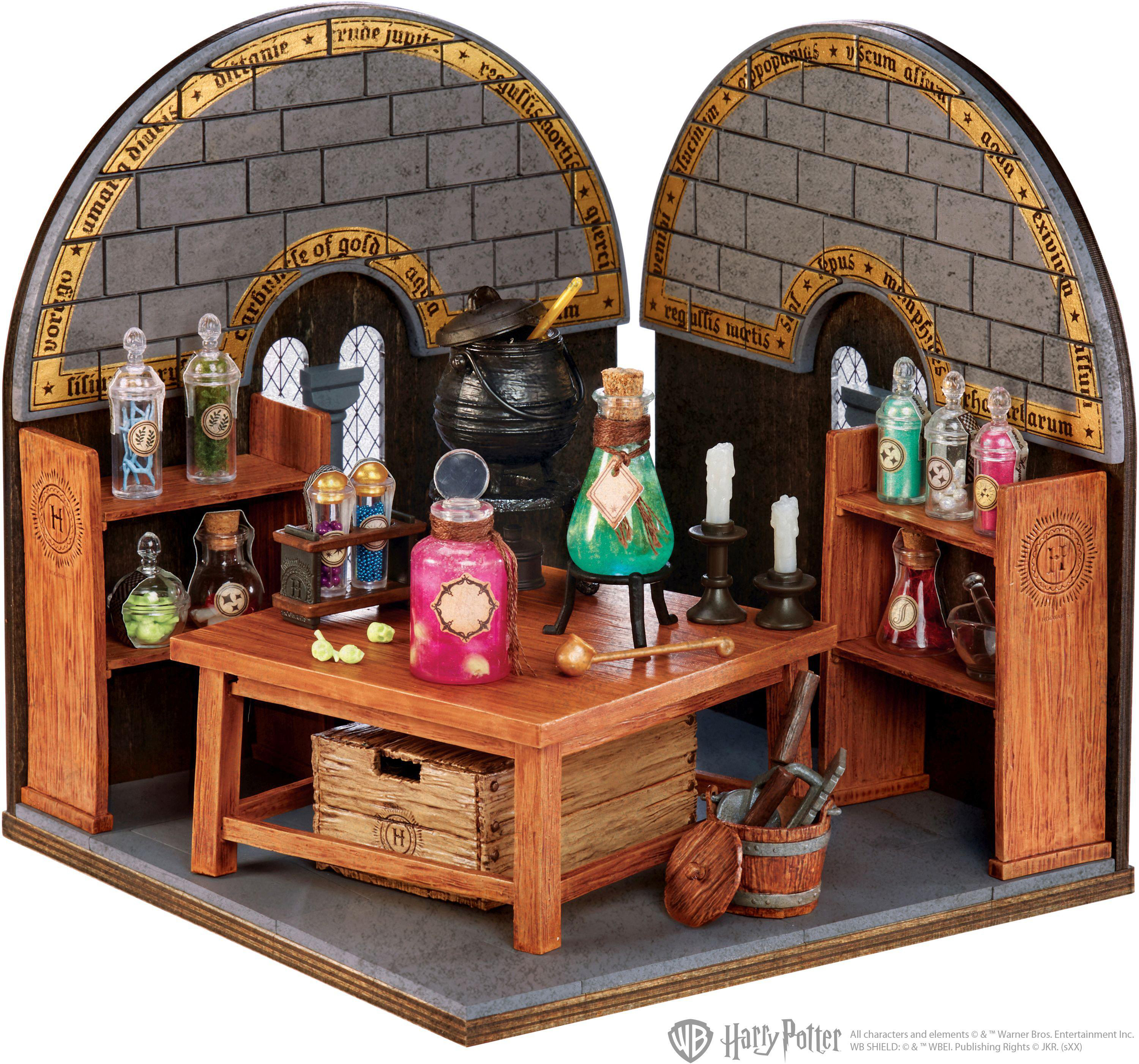 Ein Diorama des Harry-Potter-Zaubertrank-Klassenzimmers mit Flaschen, einem Kessel und einem Holztisch.