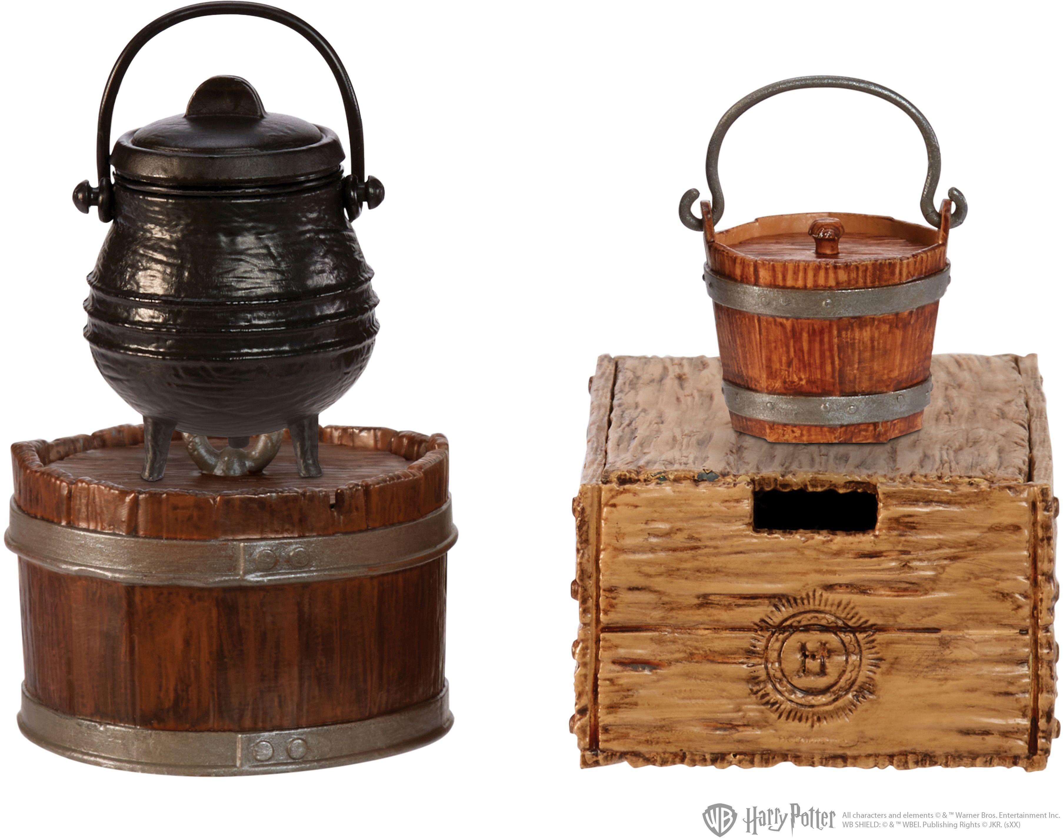 Zwei dekorative Holzfässer mit Metallbändern. Eines enthält einen Kessel, das andere einen kleinen Eimer. Beide stehen auf Holzsockeln.