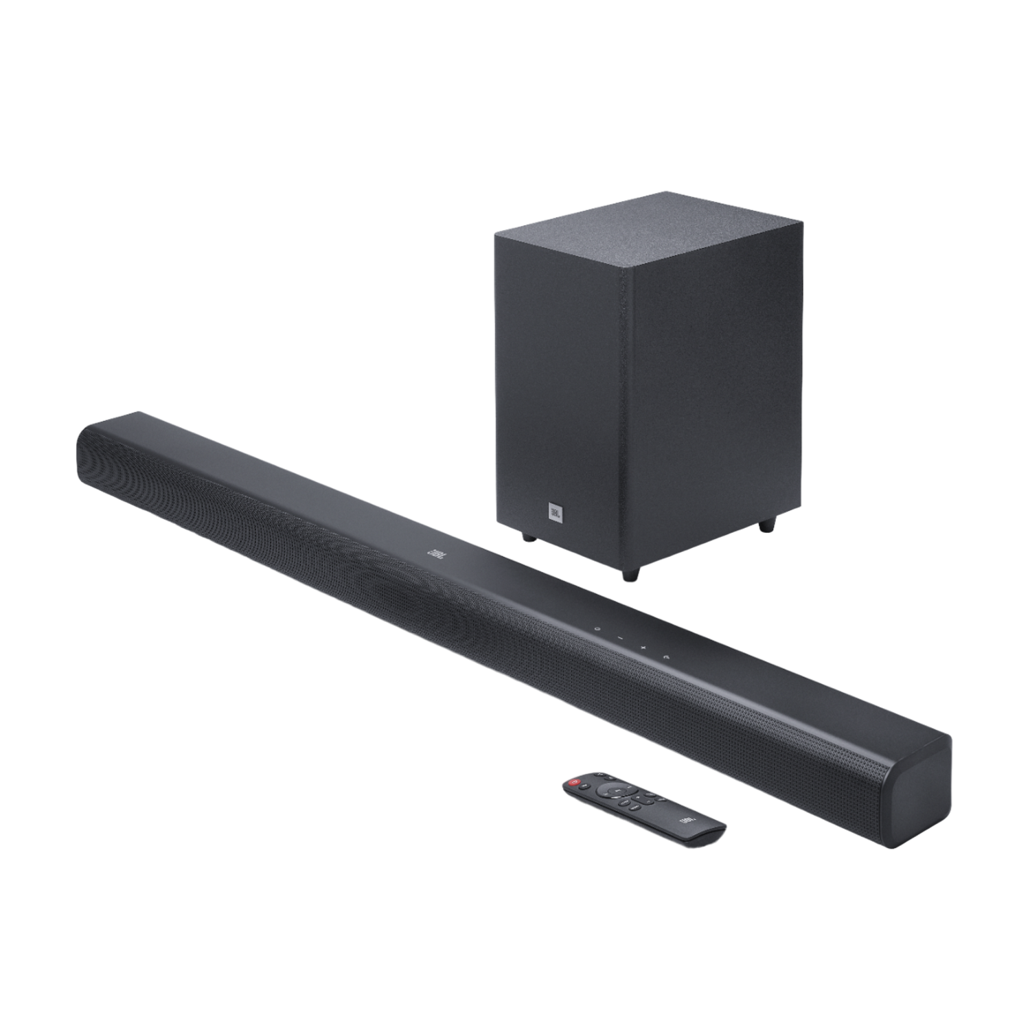 Een zwarte JBL soundbar, subwoofer en afstandsbediening op een zwarte achtergrond. De soundbar is lang, de subwoofer is een kubus.