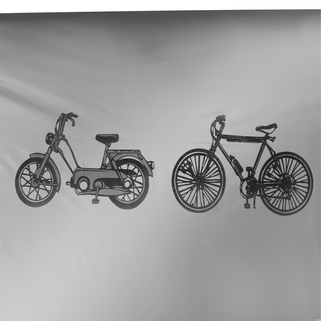 A képen két kerékpár-sziluett látható: egy moped és egy klasszikus kerékpár, mindkettő fekete, világosszürke háttér előtt.