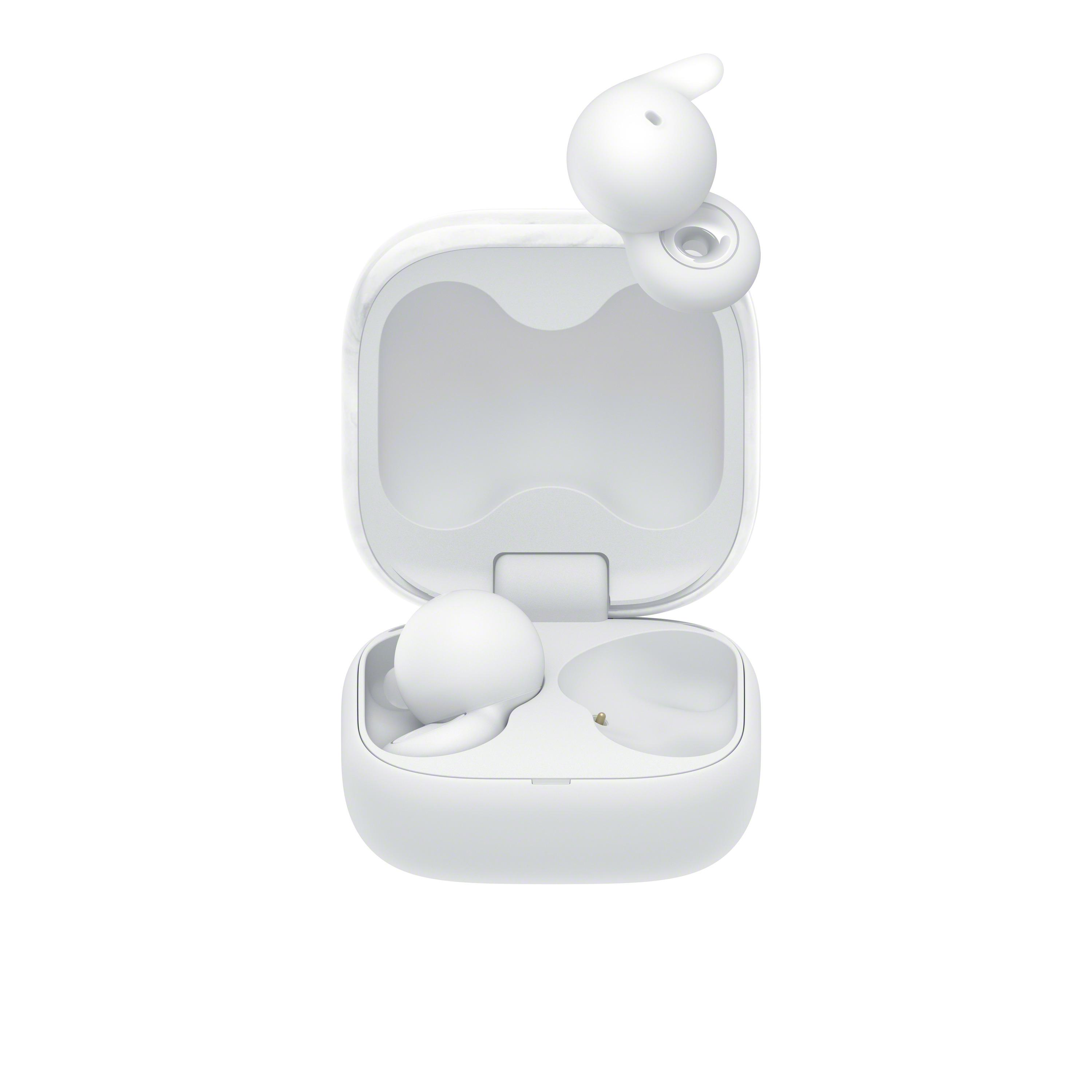 Auriculares y estuche de carga blancos sobre fondo blanco. Un auricular fuera del estuche abierto.