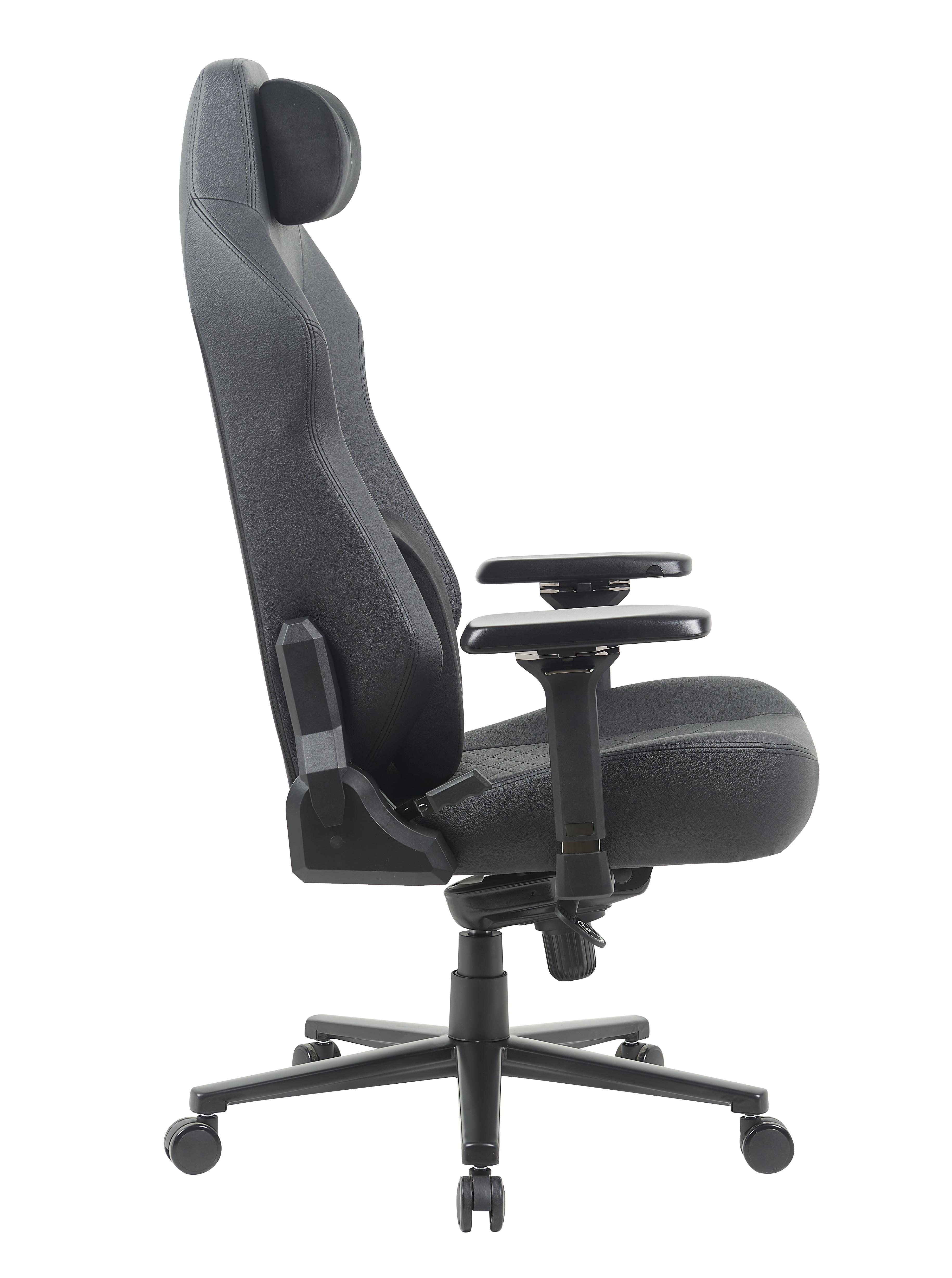 Ein schwarzer ergonomischer Gaming-Stuhl mit Kopfstütze, Armlehnen und Fünf-Sterne-Fuß mit Rollen, auf weißem Grund.