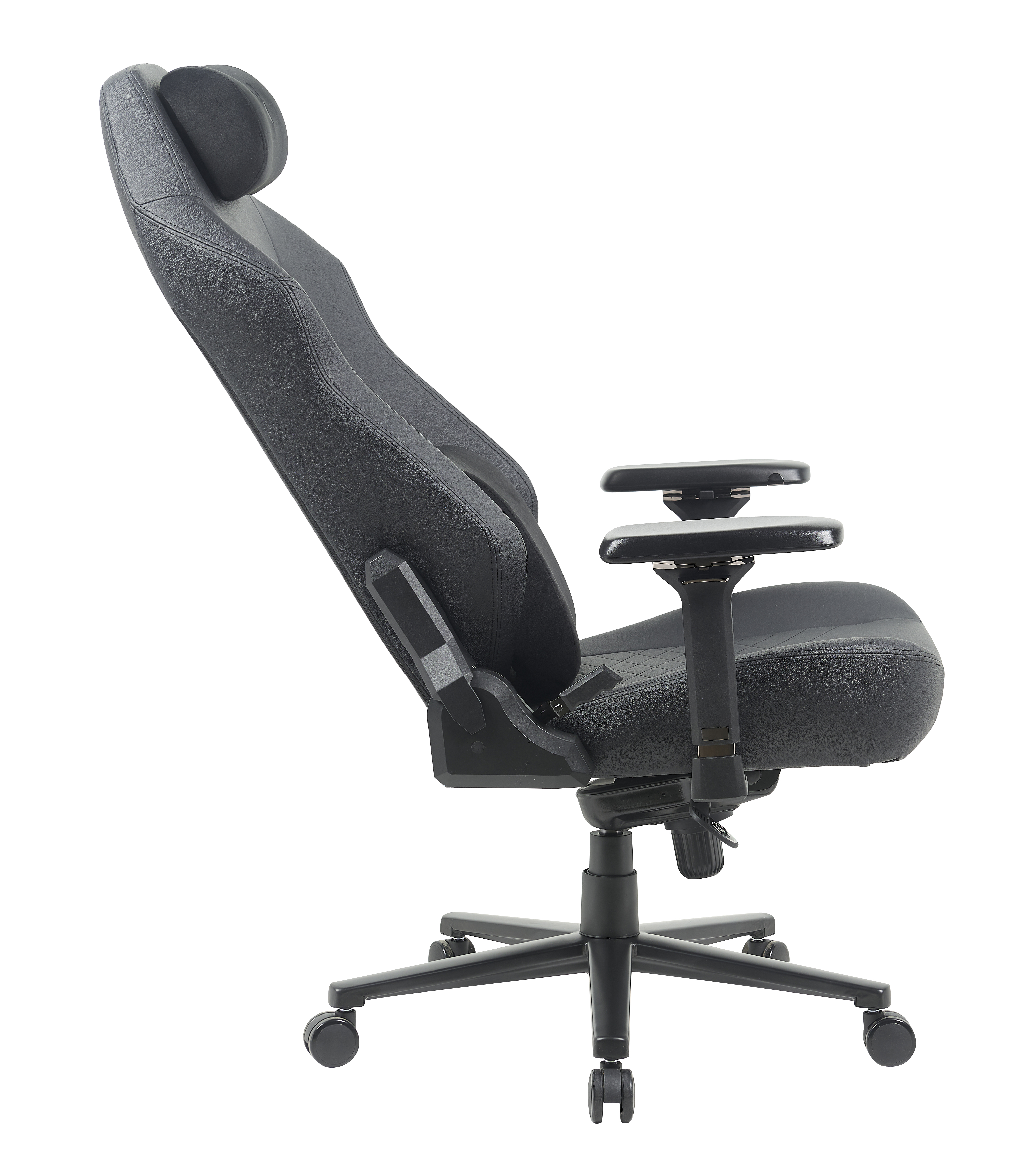 Schwarzer ergonomischer Stuhl. Er hat eine Kopfstütze, Armlehnen und ein Fünf-Sterne-Gestell mit Rädern. Weißer Hintergrund.