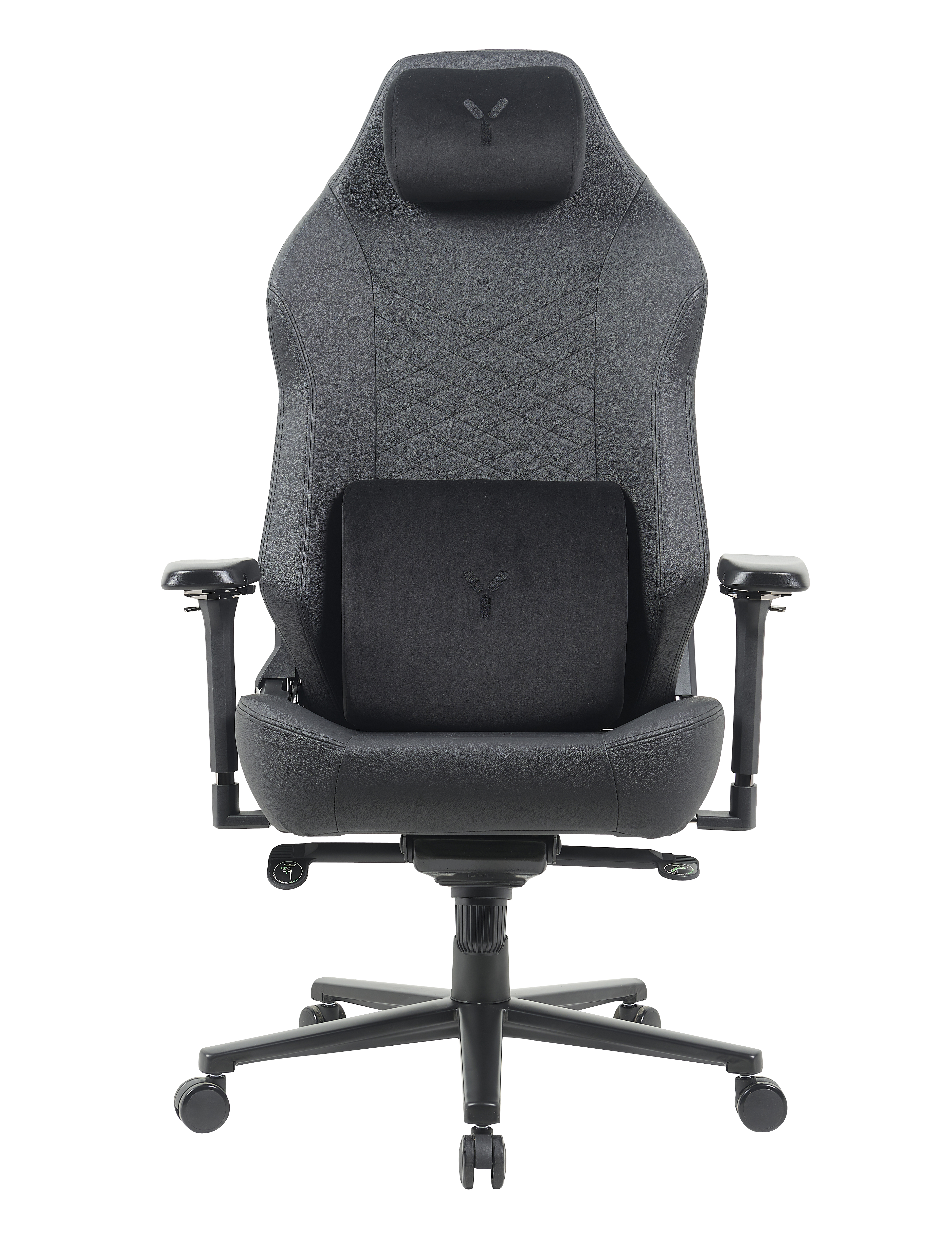 Schwarzer Gaming-Stuhl. Kopfstütze, Rückenlehne, Lendenkissen, Armlehnen und Fünf-Sterne-Basis mit Rollen. Weißer Hintergrund.