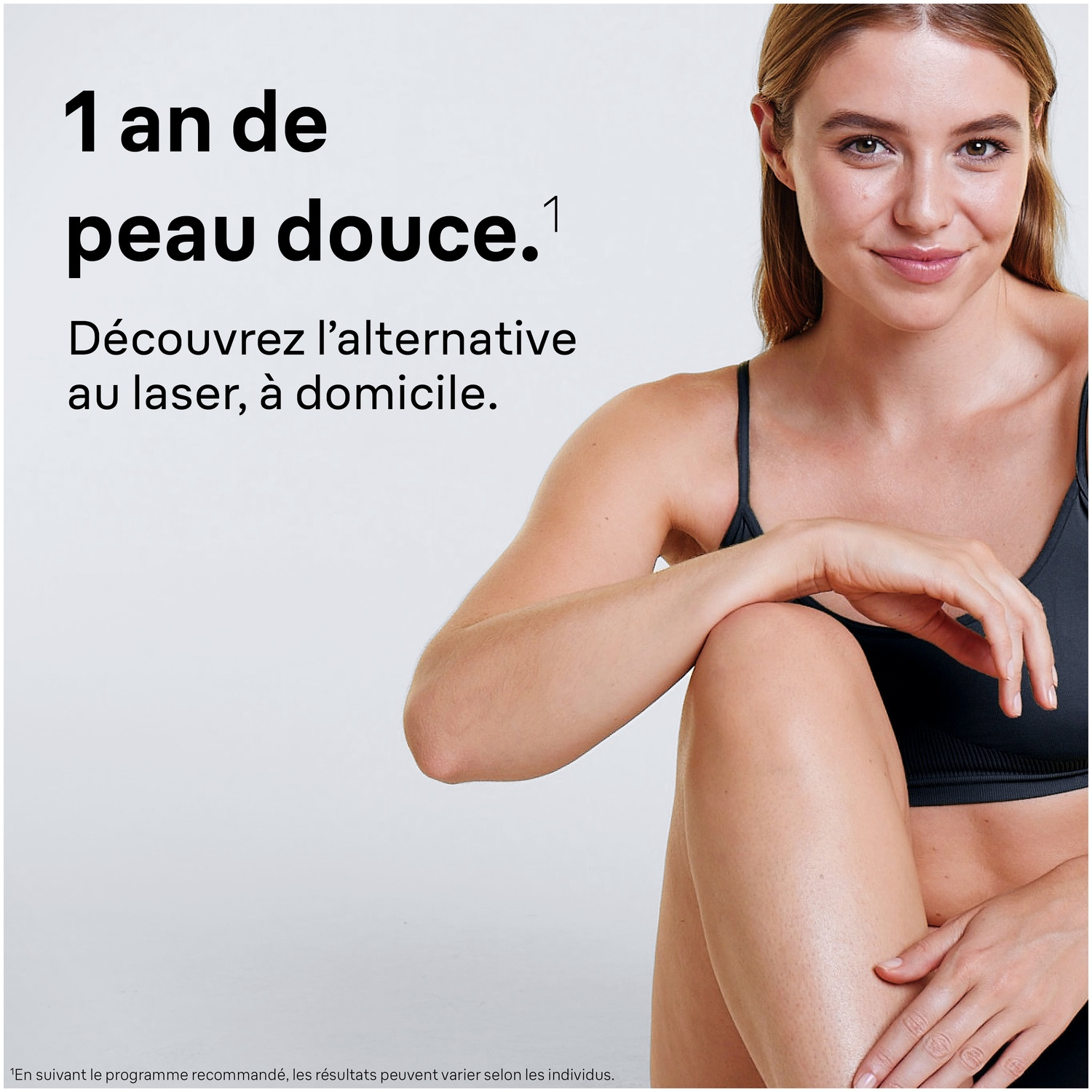 Une femme sourit, appuyée sur son genou. Texte: '1 an de peau douce' et 'Découvrez l'alternative au laser, à domicile'.